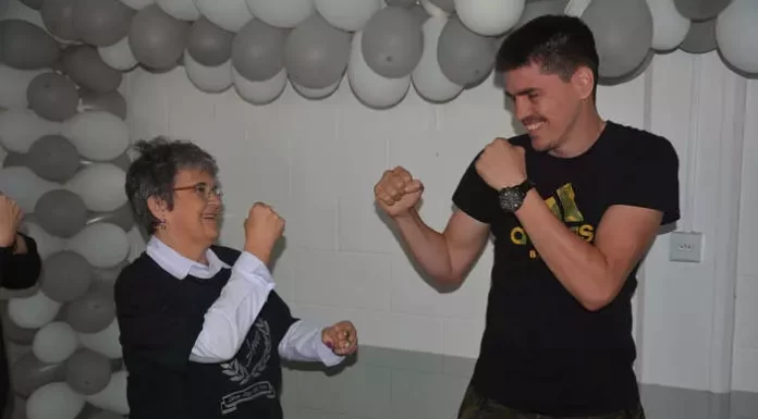 Campeão Mundial de Boxe realiza palestra na Escola Nilza Matos Pereira em Sombrio