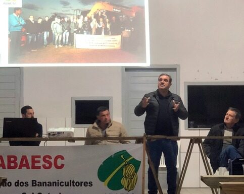 Santa Rosa do Sul: administração municipal entrega Miniescavadeira à associação