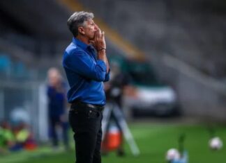 Torcida do Grêmio grita nome de Renato