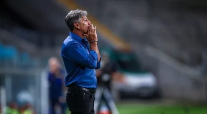 Torcida do Grêmio grita nome de Renato