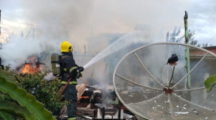 Incêndio destrói residência em Balneário Arroio do Silva