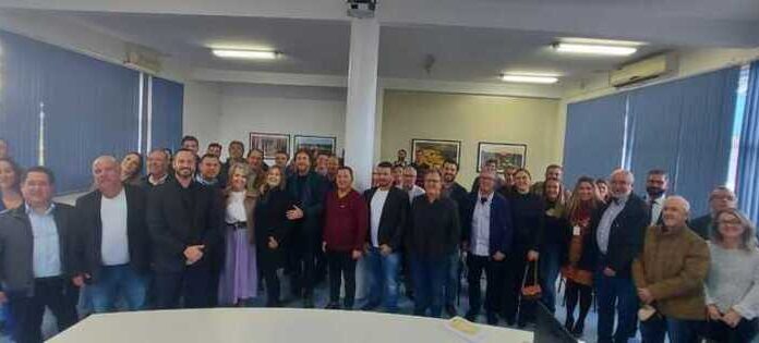 Reunião que tratou o embargo do Balneário Morro dos Conventos reuniu mais de 100 pessoas