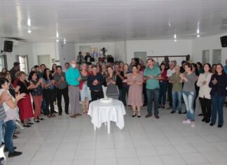 Casal celebra bodas em encontro da terceira idade de Jacinto Machado