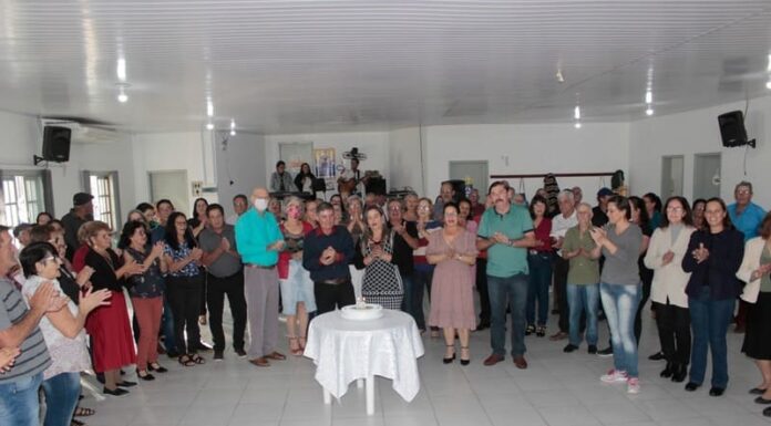 Casal celebra bodas em encontro da terceira idade de Jacinto Machado