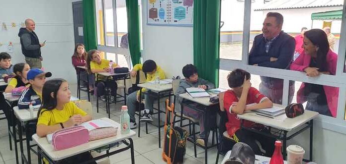 Deputado Vampiro e Prefeita Gislaine assinam ordens de serviços