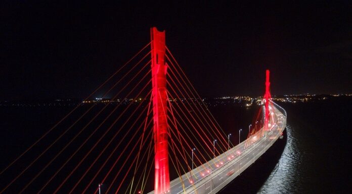 Dia dos namorados inspira iluminação especial na ponte Anita Garibaldi