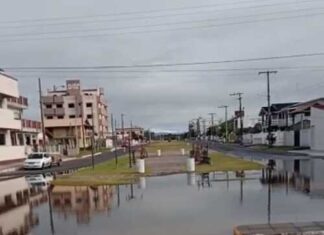 Ressaca leva o mar até a avenida Beira Mar em Balneário Gaivota