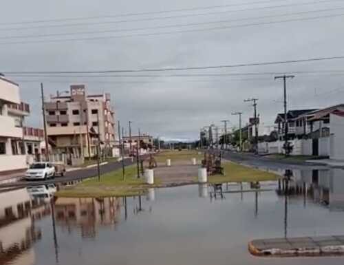 Ressaca leva o mar até a avenida Beira Mar em Balneário Gaivota