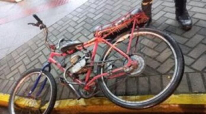 Colisão entre carro e bicicleta é registrada no centro de Sombrio