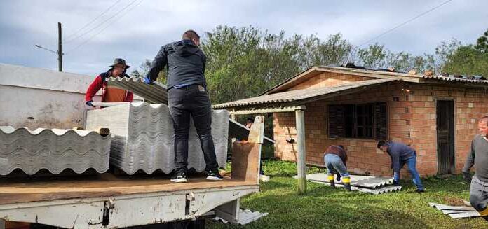 Prefeitura de Sombrio realiza entrega de telhas