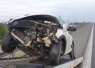 Colisão deixa carro destruído em Santa Rosa do Sul