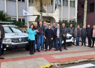 Prefeita Gislaine entrega carros para frota municipal