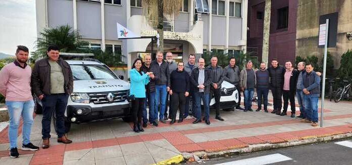 Prefeita Gislaine entrega carros para frota municipal
