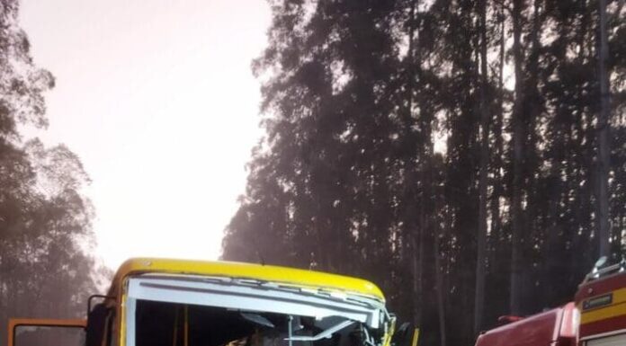 Motorista morre e 23 crianças ficam feridas em acidente entre ônibus escolar e pá carregadeira