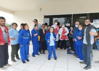 APAE de Turvo homenageia dentista e auxiliar