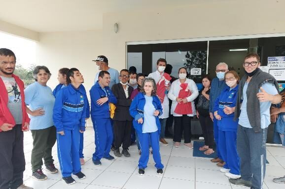 APAE de Turvo homenageia dentista e auxiliar