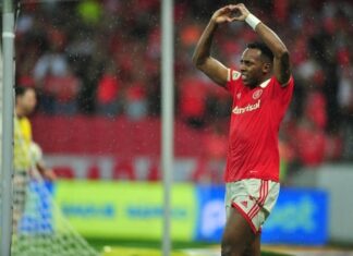 Moisés vai da oração ao êxtase em cinco minutos em primeiro gol pelo Inter no Beira-Rio