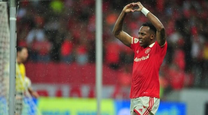 Moisés vai da oração ao êxtase em cinco minutos em primeiro gol pelo Inter no Beira-Rio