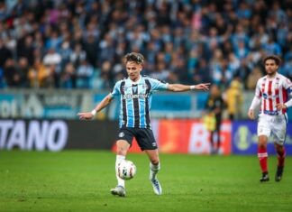 Biel muda de lado no Grêmio, ganha faceta de “articulador” e vira opção pelo centro do meio-campo