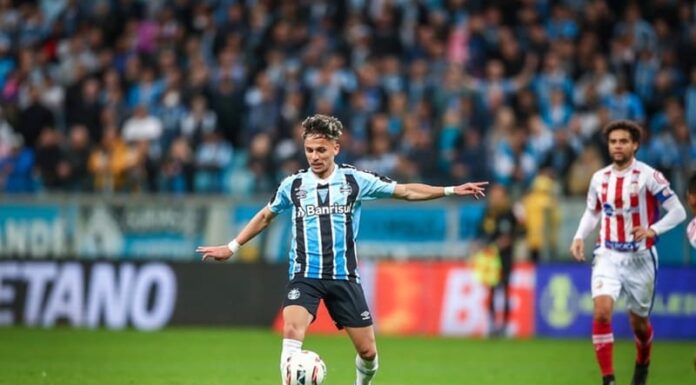 Biel muda de lado no Grêmio, ganha faceta de “articulador” e vira opção pelo centro do meio-campo