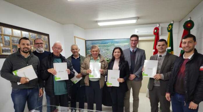Sombrio entrega escrituras