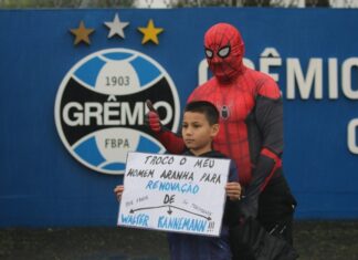 Menino vai ao CT do Grêmio para pedir renovação de Kannemann e ganha carona do zagueiro