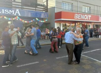 Terceira Idade e lojistas se uniram em Arraial no Calçadão, em Jacinto Machado