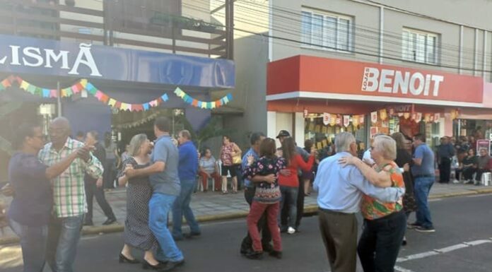 Terceira Idade e lojistas se uniram em Arraial no Calçadão, em Jacinto Machado
