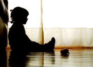 Criança passa a noite chorando após ser abandonada pela mãe em Sombrio