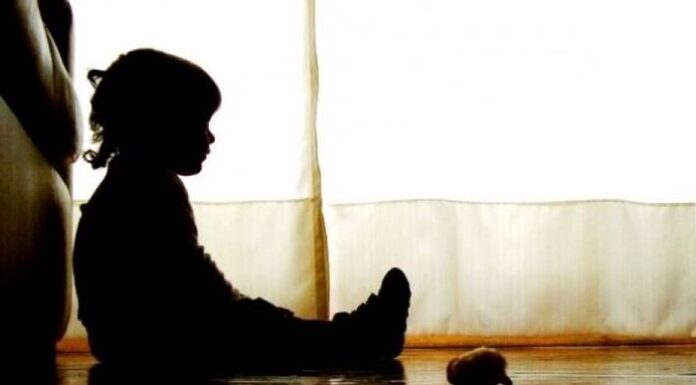 Criança passa a noite chorando após ser abandonada pela mãe em Sombrio
