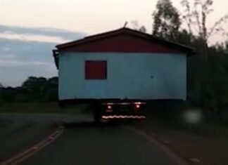 Casa de madeira é furtada e levada em caminhão