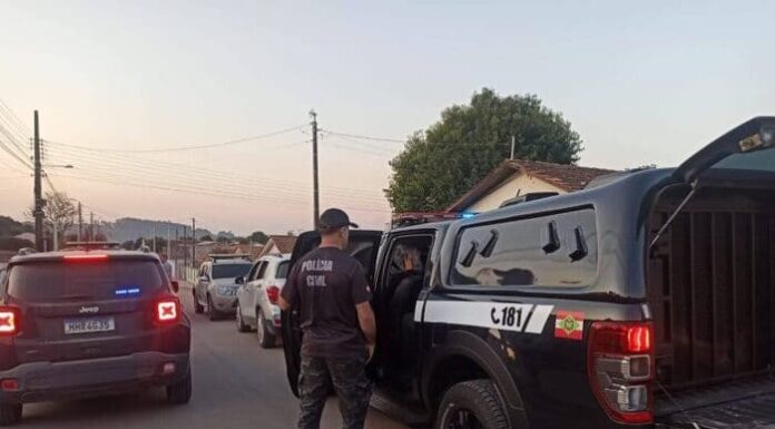 Três suspeitos de matar radialista encontrado próximo a carro incendiado são presos