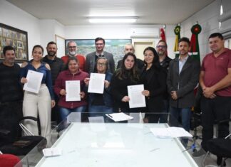 Escrituras são entregues para famílias de Sombrio