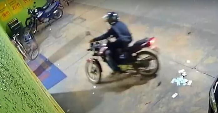 Ladrão esquece mochila aberta e dinheiro roubado de supermercado voa durante fuga em MS