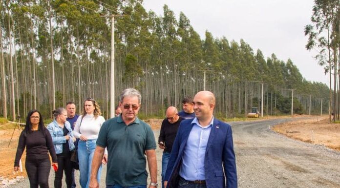Secretário de Infraestrutura visita obras de pavimentação em Bellatorres