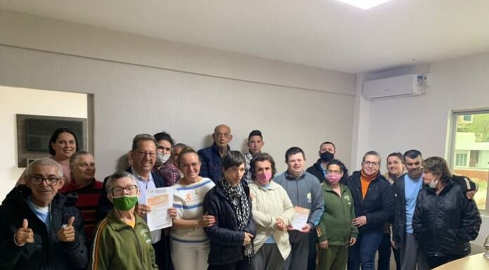 Alunos da APAE visitam prefeitura de Maracajá