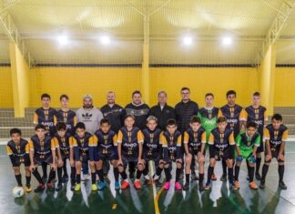 Em Passo de Torres Atletas do projeto Anjos do Futsal recebem uniformes