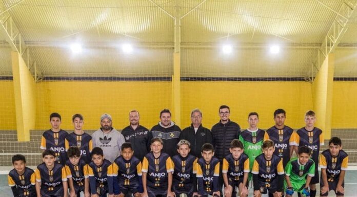 Em Passo de Torres Atletas do projeto Anjos do Futsal recebem uniformes