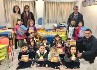 Alunos recebem kits escolares em Balneário Gaivota