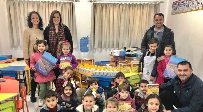 Alunos recebem kits escolares em Balneário Gaivota