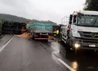 Acidente entre caminhão e carreta bloqueia BR-101, em Três Cachoeiras