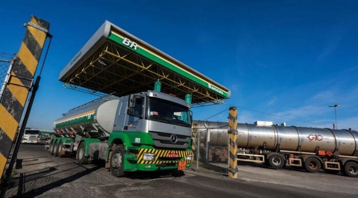Petrobras anuncia redução de R$ 0,18 na gasolina para distribuidoras