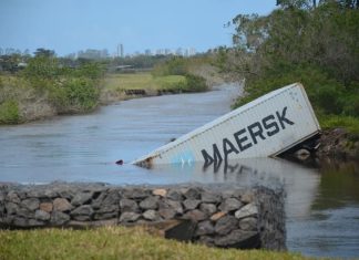 Motorista perde o controle da direção e carreta cai em rio