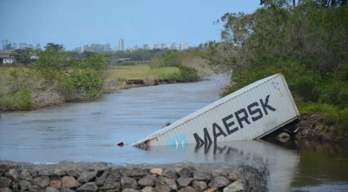 Motorista perde o controle da direção e carreta cai em rio