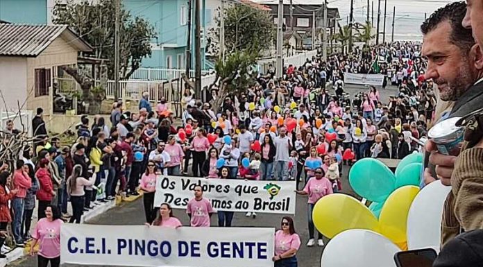 Balneário Gaivota faz desfile cívico marcante
