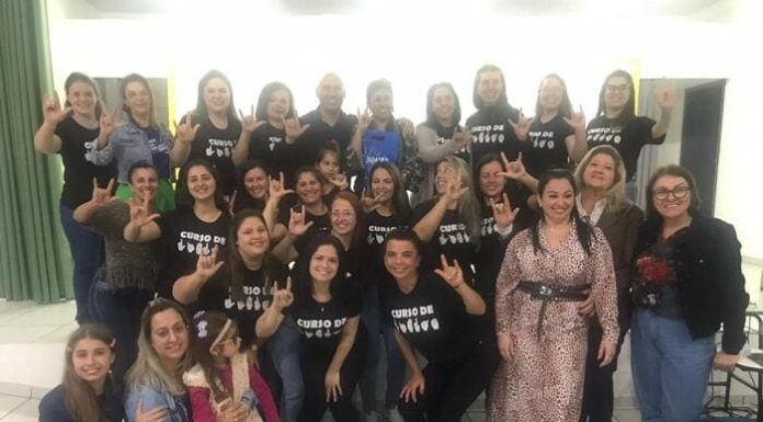 Sombrio realiza curso de Libras para professores no Dia do Surdo