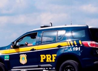 Caminhão colide em carroça e deixa um ferido