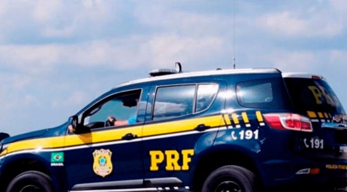 Caminhão colide em carroça e deixa um ferido