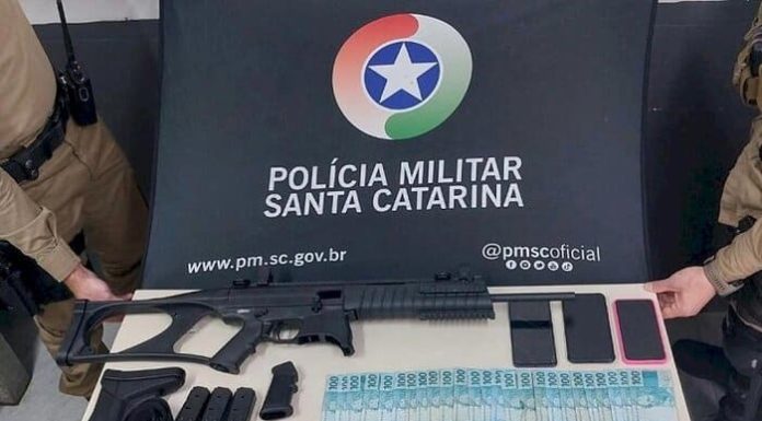 Carabina e 10 mil reais são apreendidos com duas mulheres em Içara