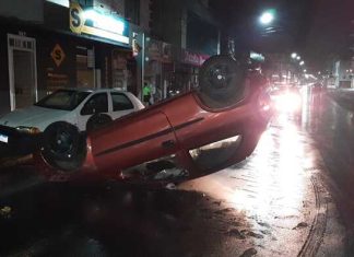 Veículo colide e capota no Centro de Sombrio